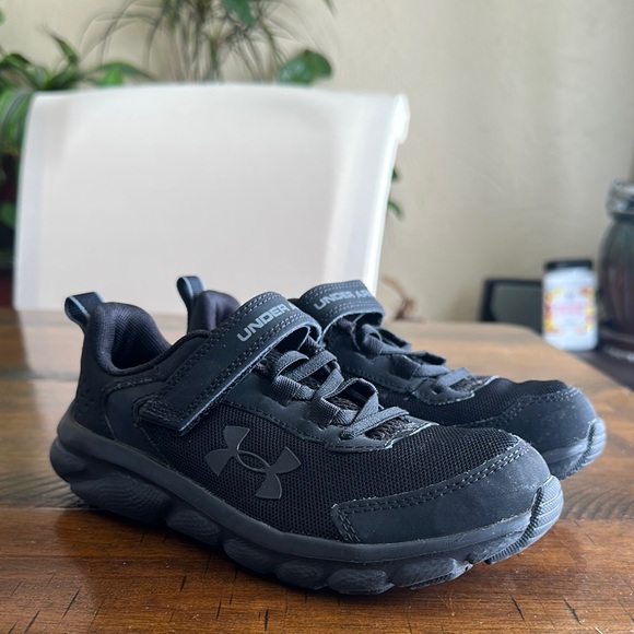 Under Armour Other - Under Armour Black Sneakers